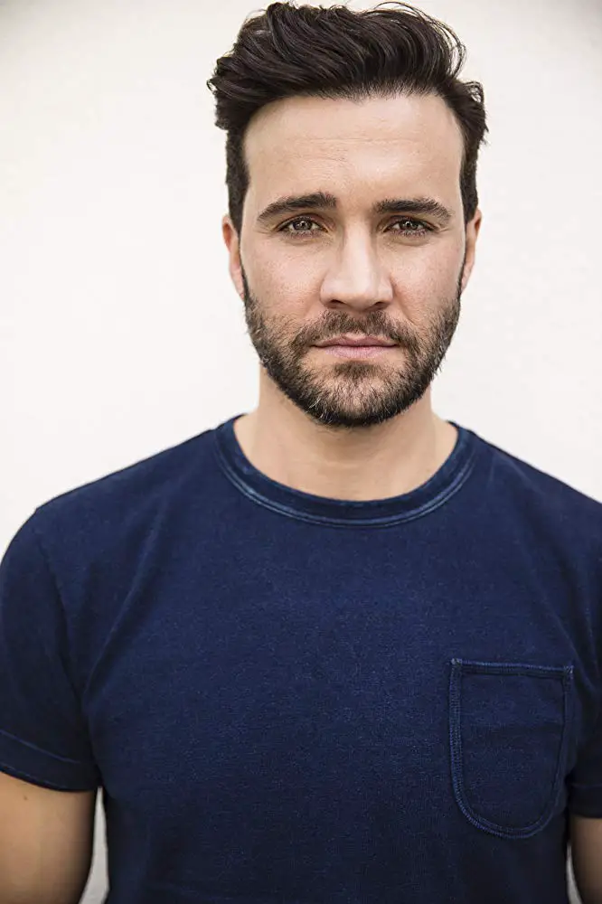 How tall is Gil McKinney?